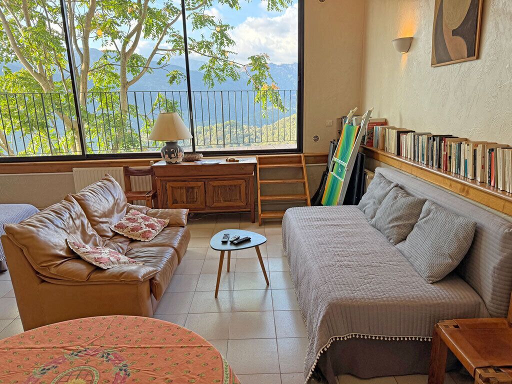 Télévision, lecteur de DVD, livres, médiathèque