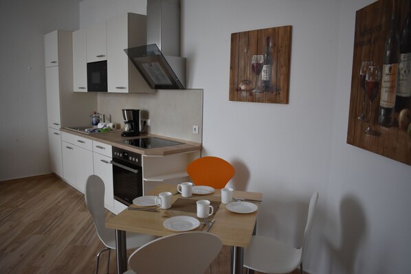 Réfrigérateur, micro-ondes, four, plaque de cuisson