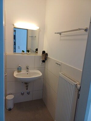 Douche, sèche-cheveux, serviettes fournies