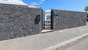 Una entrada de pared de piedra a un edificio con un letrero que dice "Villa Harrington" y el número "10".