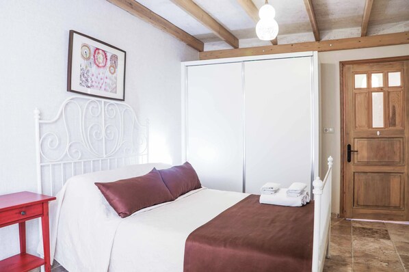 2 bedrooms, desk, WiFi, bed sheets