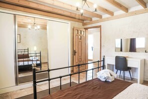 2 bedrooms, desk, WiFi, bed sheets