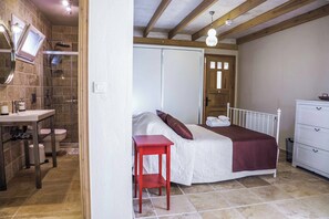 2 bedrooms, desk, WiFi, bed sheets