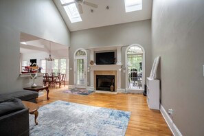 スマートテレビ、暖炉、ステレオ、PC モニター