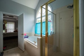 Douche, séchoir à cheveux, serviettes fournies, savon