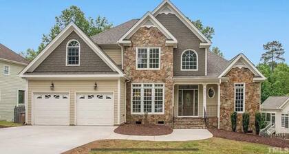 Spacious 4 BR Home away from Home! Pet Friendly! Great location! A must stay!