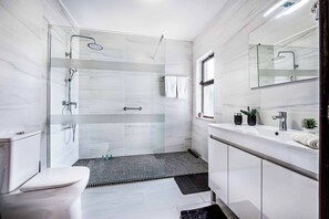 Ensemble douche/baignoire, bidet, serviettes fournies