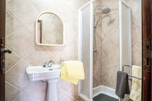 Duschwanne, Bidet, Handtücher