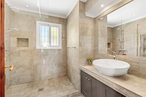 Combinació de dutxa i banyera, bidet i tovalloles 