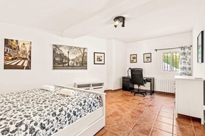 5 عدّة غرف نوم وواي فاي وملاءات أسرّة