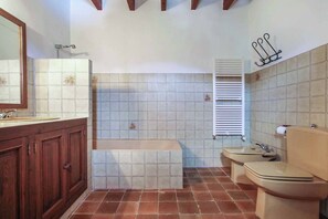 Duschwanne, Bidet, Handtücher