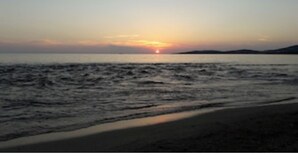 A beach with a sunset over the ocean. - La Tinutella 2, la tinutella (Olmeto)