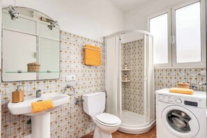 Shower, towels - Vista Arenal - Three Bedroom Villa, Sleeps 6 (Arenal d'en Castell)