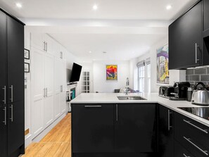 Fridge, microwave, oven, dishwasher - Balcony Apt Near Battersea Park & Power Station - Pass the Keys (London)