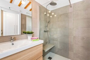 Douche, serviettes fournies