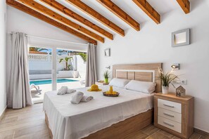 3 chambres, fer et planche à repasser, Wi-Fi, draps fournis