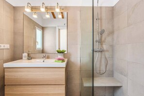 Douche, serviettes fournies
