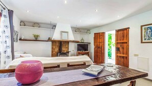 Ein gemütliches Schlafzimmer mit einem hölzernen Bett, einem Nachttisch und einem großen Fenster.