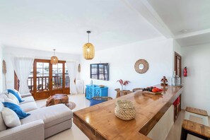 Smart TV, video games - Villa Samui - Four Bedroom Villa, Sleeps 8 (Playa Blanca)