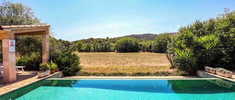 Una piscina infinita, sillones reclinables de piscina