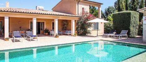 Piscine à débordement, chaises longues