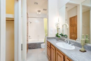 Shower - Unique 2-bedroomed townhouse on Memorial Park (Houston)