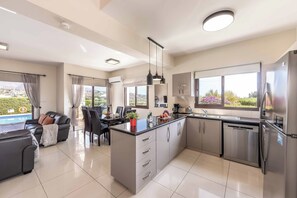 Kühlschrank, Mikrowelle, Ofen, Geschirrspüler