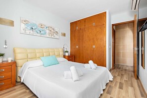 3 chambres, fer et planche à repasser, Wi-Fi, draps fournis