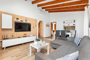TV - Vora de la Mar - Three Bedroom Villa, Sleeps 6 (Cap d'Artrutx)