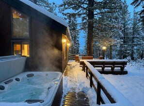 Outdoor spa tub - Lake Tahoe Escape: Hot Tub, Chef’s Kitchen & Views (Tahoe City)