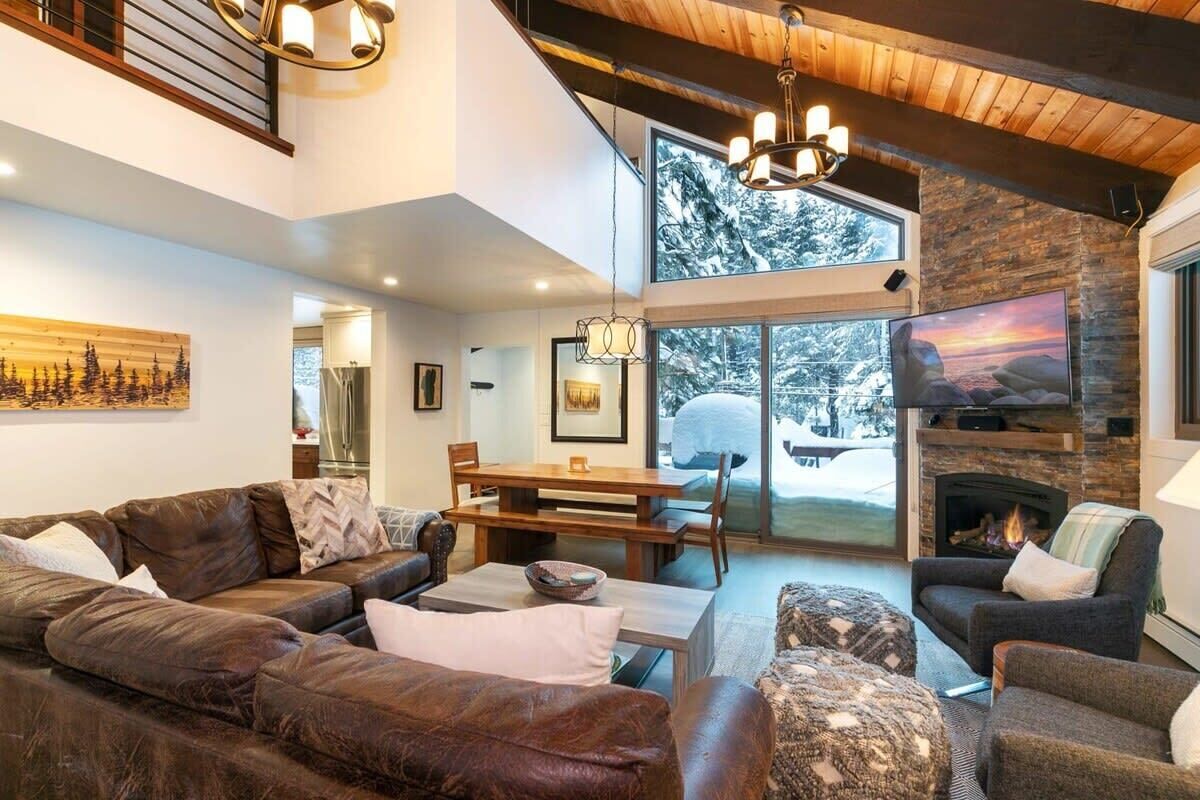 Televisión, chimenea y estéreo 