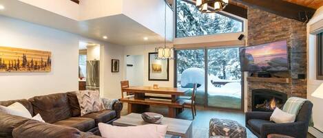 Televisión, chimenea y estéreo