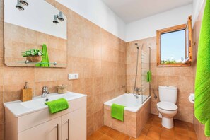 Combined shower/tub, towels - Villa Paco - Three Bedroom Villa, Sleeps 6 (Ciutadella de Menorca)