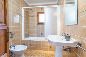 Ensemble baignoire-douche, bidet, serviettes fournies