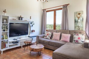 Smart-tv en een tafeltennistafel