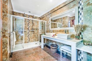 Combined shower/bathtub, towels