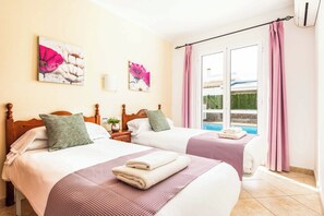 4 habitaciones, tabla de planchar con plancha, wifi y ropa de cama 