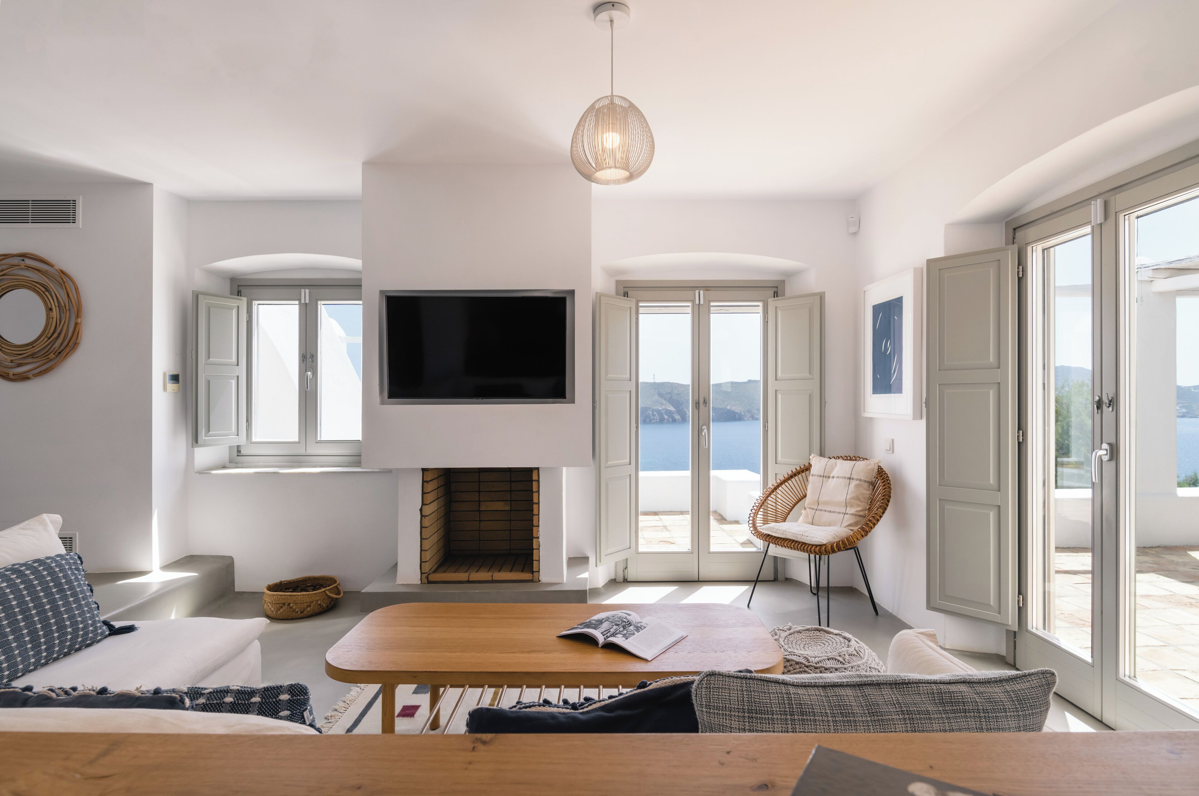 Smart-TV, Kamin, Netflix, Bücher