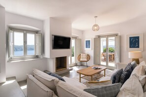 TV connectée, cheminée, Netflix, livres