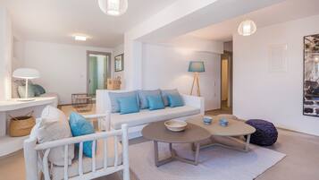 Smart-tv, eldstad, Netflix och böcker