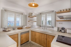 Køleskab, mikrobølgeovn, ovn, kogeplade