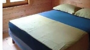 A wooden cabin room with a bed, a window, and a wooden ceiling. - La Tinutella 4, la tinutella (Olmeto)