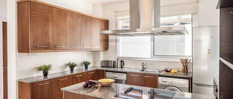 冷蔵庫、電子レンジ、オーブン、食器洗い機