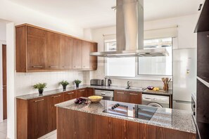 Refrigerador, microondas, horno, lavavajillas