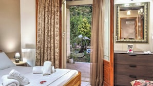Une chambre d’hôtel avec un lit, une commode, un miroir et une vue sur l’extérieur.
