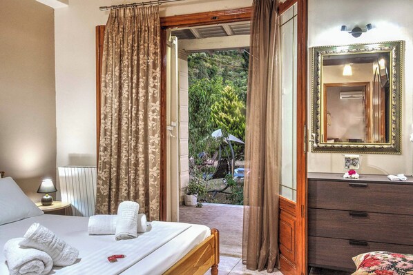 3 habitaciones, tabla de planchar con plancha, wifi y ropa de cama 