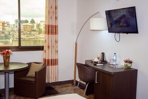 Colchones con pillow-top y caja de seguridad en la habitación 