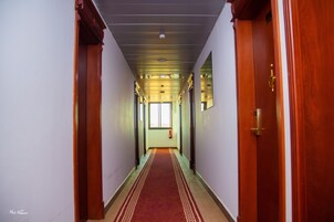 Colchones con pillow-top y caja de seguridad en la habitación 