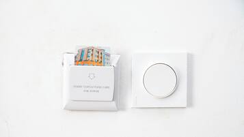 Lector de tarjetas sin contacto con fondo blanco e interfaz circular.