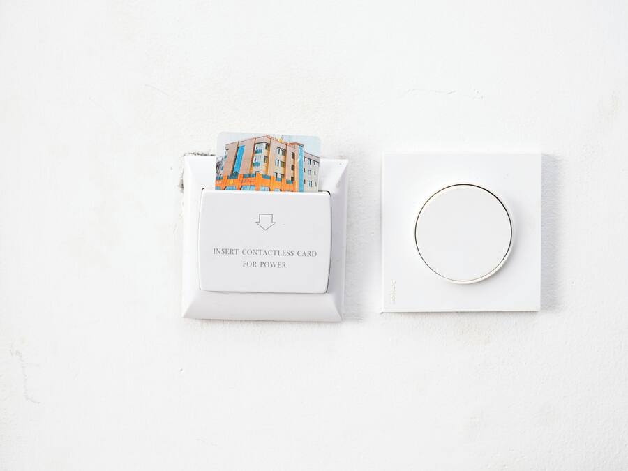 Lector de tarjetas sin contacto con fondo blanco e interfaz circular.